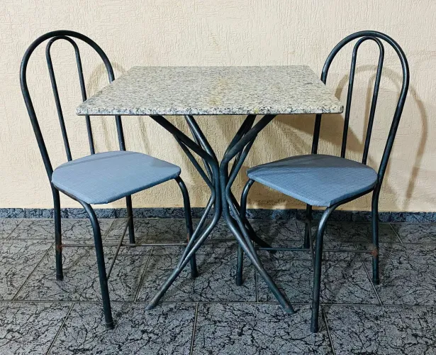 Mesa Tampo marmore com cadeiras