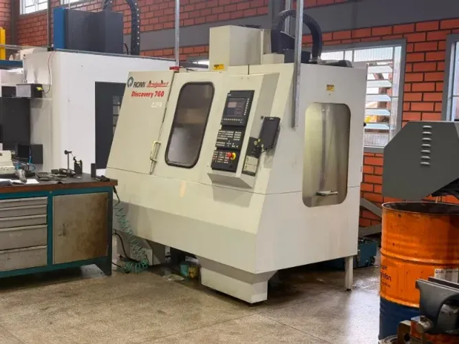 Centro de Usinagem Romi Discovery 760 com 4 eixo
