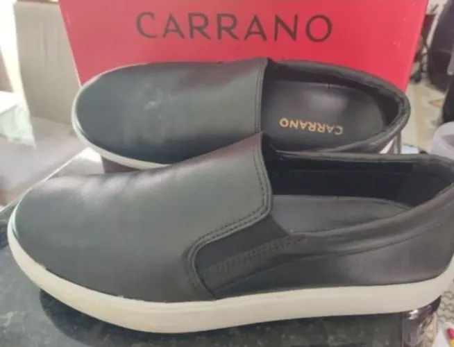 Tenis slip em couro preto 35