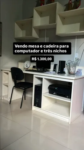Mesa, Cadeira para computador e 3 nichos