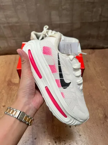 TÊNIS DA NIKE MODELO NOVO VOMERO