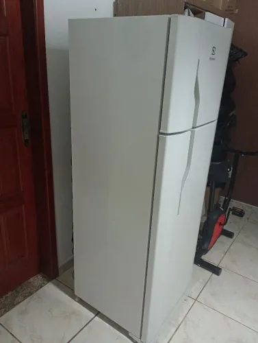 Geladeira Eletrolux 260L, muito bem cuidada