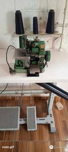 Máquina overloque com mesa