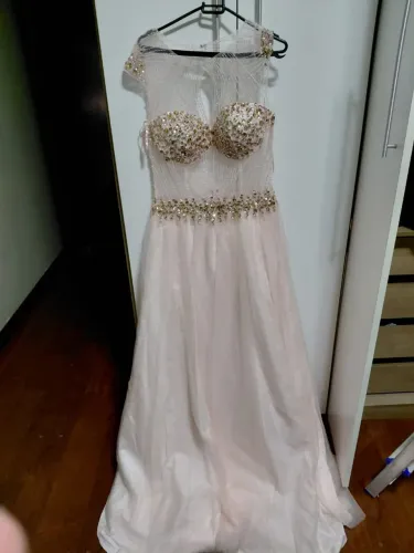 Vestido de festa rosa claro com pedraria