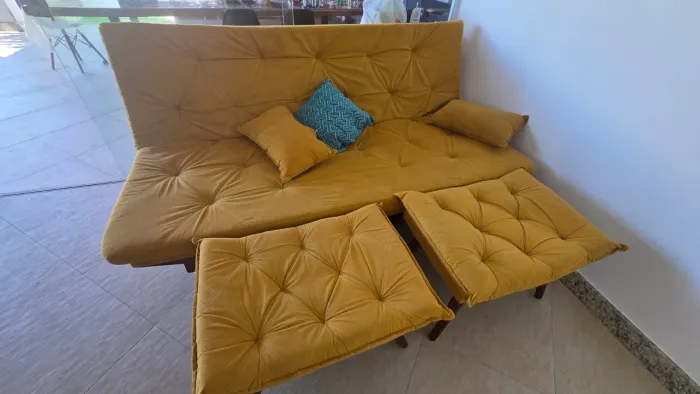Este é o conjunto de sofá-cama Caribe de 3 lugares com duas banquetas em suede amarelo