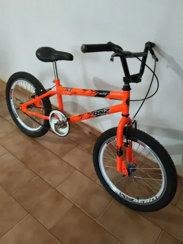 Bicicleta Aro 20 DNZ Freestyle BMX Cross na chamativa cor Laranja Neon.