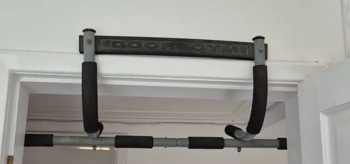 Barra de Exercícios Multifuncional para Porta (Pull-Up Bar)