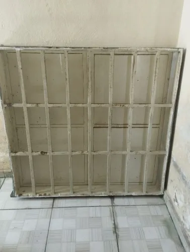 Janela de ferro semi nova 1m por 1 metro 