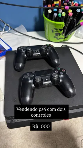 PS4 com dois controles 