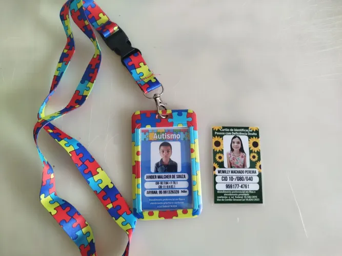 Porta crachá com cordão+ cartão de identificação