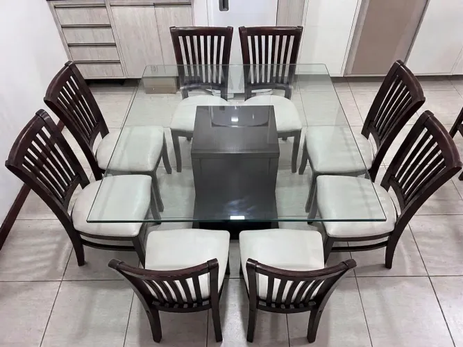 Mesa com tampo de vidro c/8 cadeiras. 