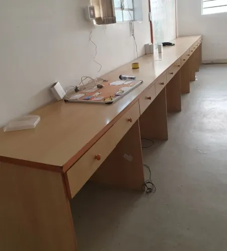 Bancada para escritório. 
