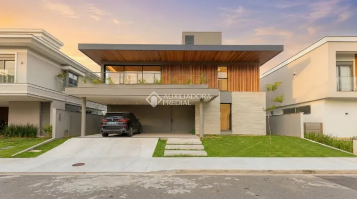 Casa de alto padrão com 4 suítes em condomínio fechado - 375 m²