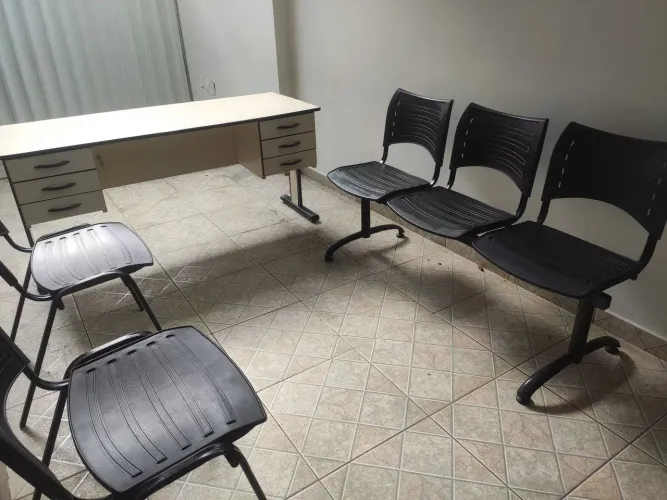 Mesa e cadeiras para escritório