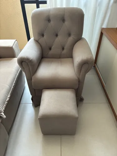 Poltrona de amamentação com puff