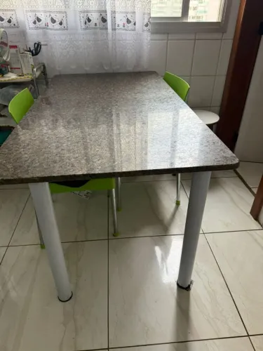 Mesa de Cozinha / Refeições com Tampo em Granito (1,40 x 0,75m)