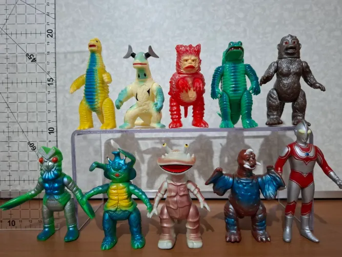 Lote de action figures de Kaiju tokusatsu Ultraman vinil usadas sem caixa