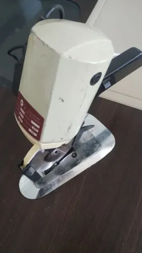 Máquina de cortar tecido