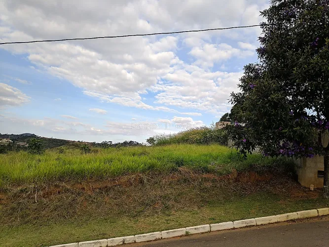 Lote plano de 1451m² em condomínio fechado.