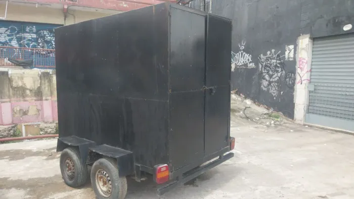 Carrocinha trucada com dois eixos 