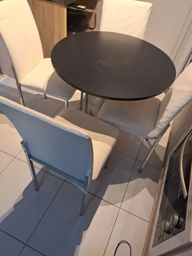 Mesa de jantar rendonda com 4 cadeiras