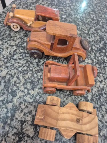 Miniaturas de carros de madeira