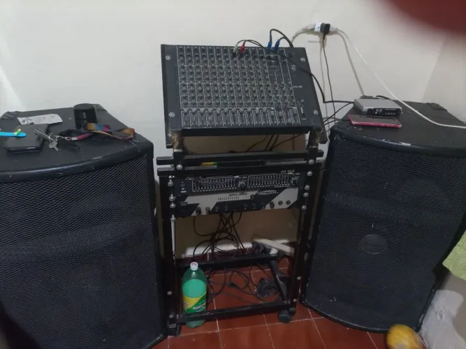 Vendo mesa de som amplificada completo só oegane usa