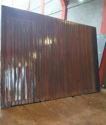 Portão de garagem. Angelim pedra