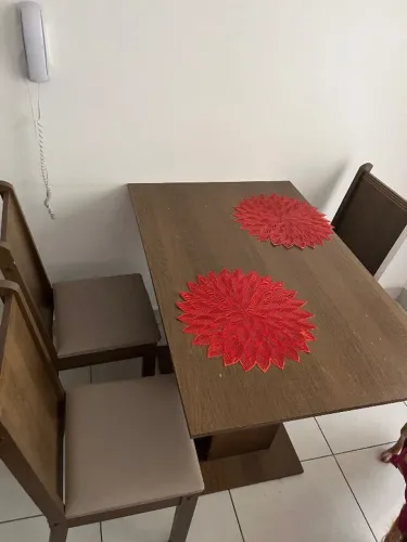 Mesa com 4 cadeiras