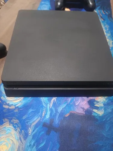PS4 Slim 500GB + 2 Controles + 5 Jogos.