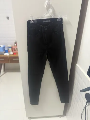 Calça jeans preta Levis veste 36/38 