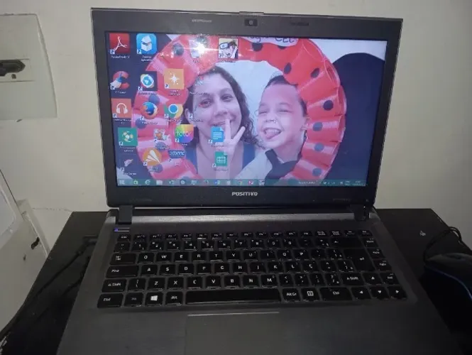 Notebook Positivo Intel Core l3( SÓ FUNCIONA COM O CARREGADOR NA TOMADA.