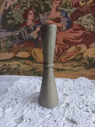 Vaso solitario de metal