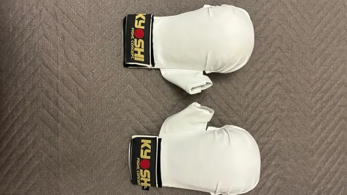 Luva Competição Kyoshi Karatê Cor Branco Tamanho P
