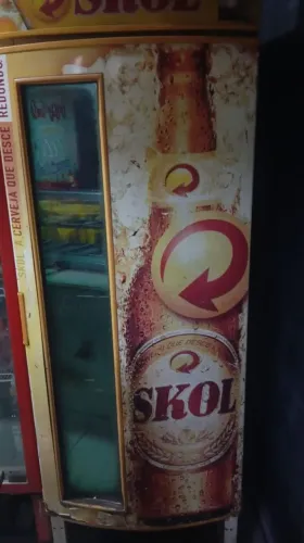 Cervejeira e balcão de vitrine