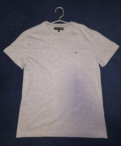 Camiseta Tommy Hilfiger Cinza Básica - Tam. P (Original)