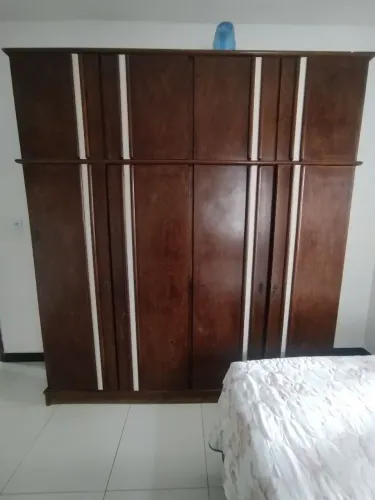 Guarda-roupa casal madeira maciça (MESA DE CABECEIRA GRÁTIS)