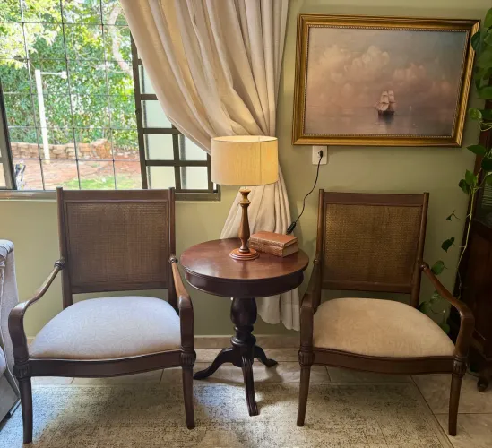 Par de Poltronas Antigas em Madeira Maciça com Palhinha