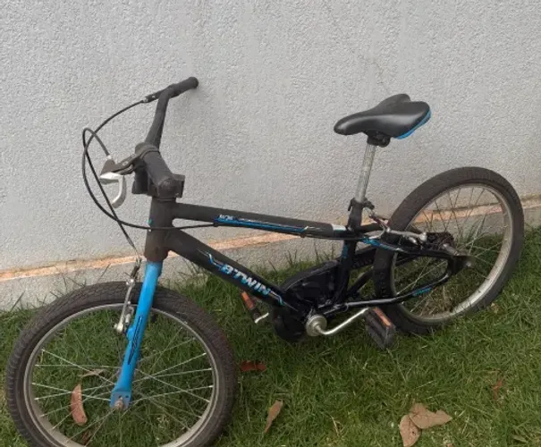 Vendo BMX B-TWIN, pouco uso, tudo ok. Otimo para crianças 9 a 12 anos.