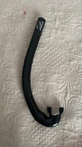 respirador snorkel de mergulho Seasub Dua na cor preta.