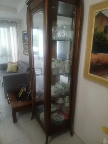 Vende-se uma cristaleira toda em madeira e muito pesada