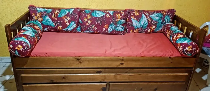 Sofá cama de madeira 