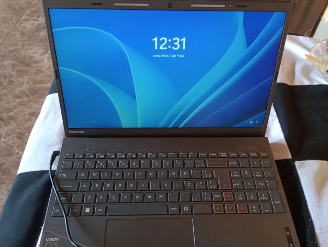 Notebook Positivo, formatado, ideal para estudos e uso básico