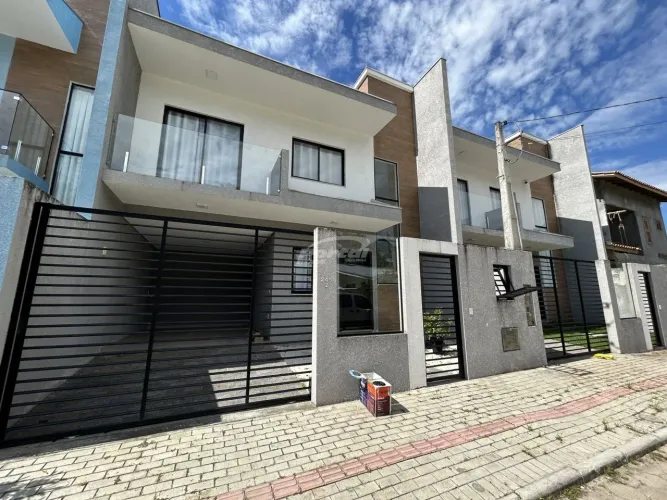 Casa com 3 dormitórios, sendo 1 suíte, no centro de Balneário Piçarras/SC (Cód. 16062)