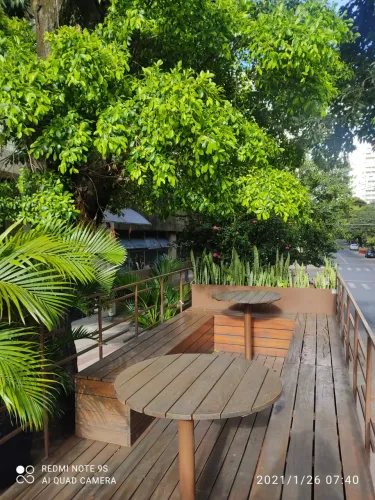 Parklet de aço e madeira