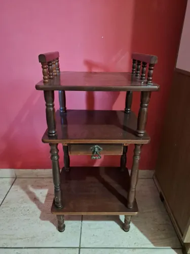 mesa lateral<br>porta telefone antigo<br>aparador colonial pequeno<br>criado/mancebo decorativo