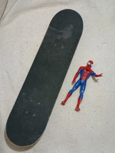 Skate Spiderman iniciante infantil semi-novo - Capacidade até 70Kg