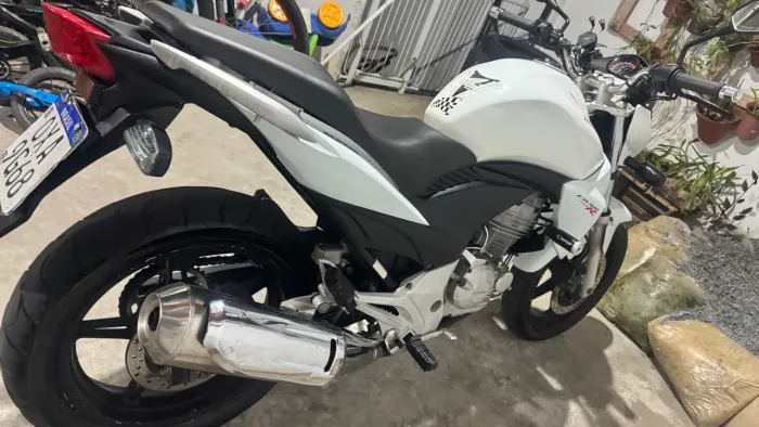 Cb 300r conservadíssima