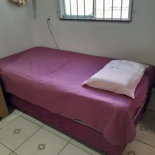 Cama box de mola de solteiroem bom estado