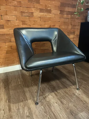 Poltrona de Design em Couro Legítimo - Moderna e Sofisticada